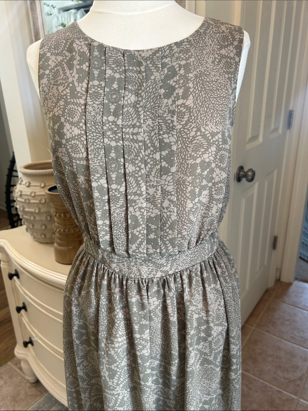 FOREVER 21 Sleeveless Pleated Waist Floral-Pattern Dress in Sage SZ M